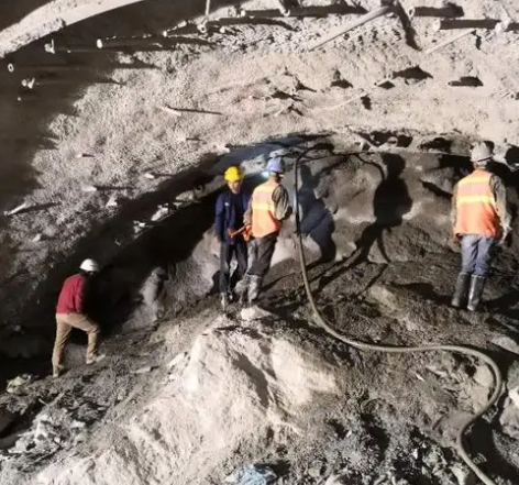 贵定拱顶带模注浆料的施工流程及注意事项